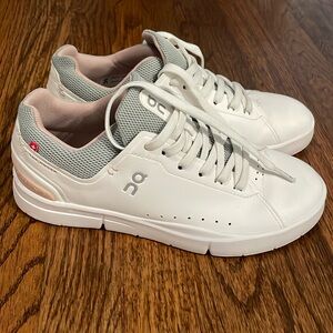 On cloud The Rogers Advantage - color white/ Rose women’s size 7.5.